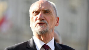 Antoni Macierewicz w konflikcie z wiceszefem MON i zapowiada pozew sądowy