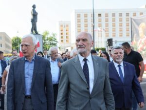 Kontrowersje podczas obchodów miesięcznicy smoleńskiej: Macierewicz wezwał do zwrotu 30 milionów złotych, oskarżając o kradzież.