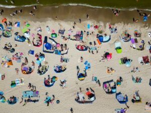 Najpierw zastanów się, zanim rozłożysz parasol. Grozi za to nałożenie mandatu.