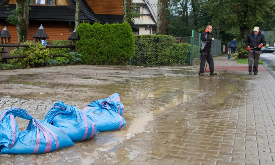 Jak otrzymać zwrot kosztów za szybkie naprawy po nawałnicach, powodziach, tornadach, gradu i zalaniu domu? Ubezpieczyciel wskazuje drogę