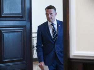 Minister Szłapka popełnia gafę podczas wystąpienia. Natychmiast reaguje: "Natychmiast go eskortowałem poza salę"