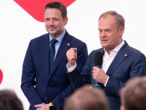 List gończy wydany za Morawieckim. Trzaskowski oraz Tusk wypowiadają się na ten temat.