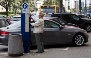 Coraz większa liczba kierowców będzie musiała zapłacić? Planowane poszerzenie strefy płatnego parkowania w Warszawie.