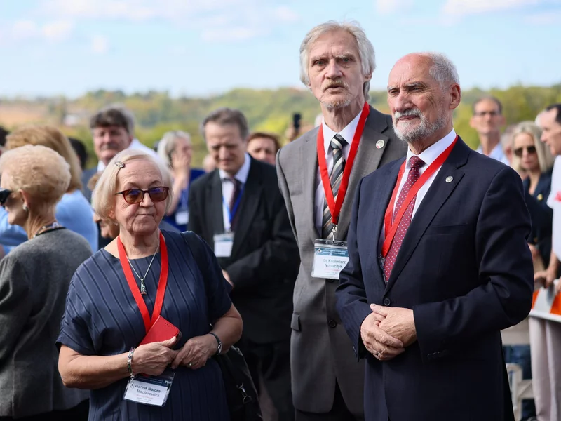 Małżonka towarzyszyła Ministerowi Macierewiczowi podczas uroczystości w Stanach Zjednoczonych. Zazwyczaj jest rzadko widziana publicznie.