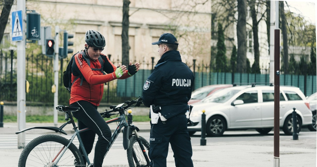 Skutek upadku na nierównej ścieżce rowerowej: Zamiast odszkodowania, otrzymał mandat