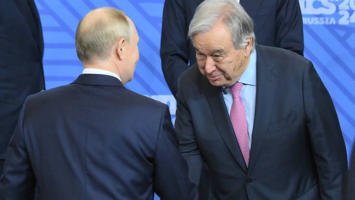 Sekretarz ONZ Antonio Guterres ośmieszony podczas spotkania z Putinem na szczycie BRICS. "Napięcia między nimi narastają"