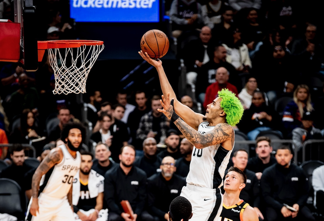 Zielone kosmyki i podwójny sukces: Jeremy Sochan, jedyny Polak w NBA, powrócił na parkiet.