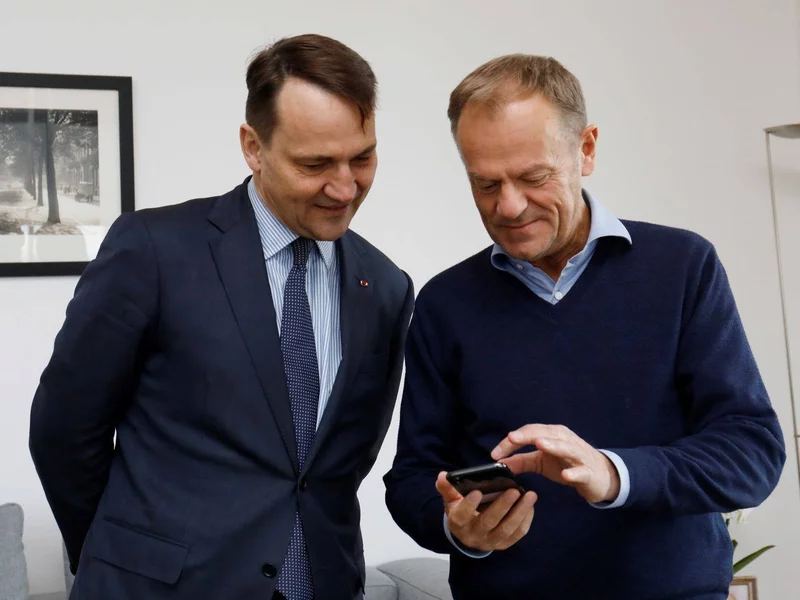 Tusk i Sikorski zaliczani do najbardziej wpływowych polityków w Europie. Czy Trzaskowski przewróci szachownicę?