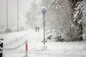 IMGW wydaje ostrzeżenia: miejscami spadnie do 10 cm śniegu. Obfite opady na horyzoncie. Alerty zostały wydane.