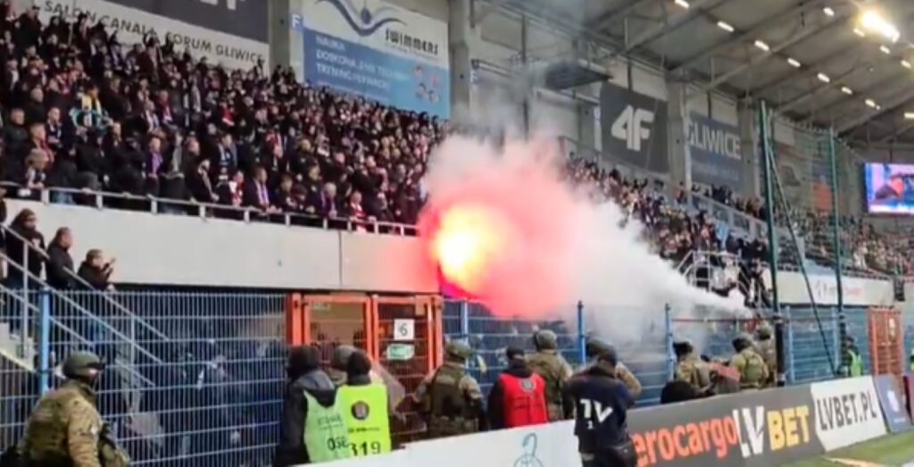 Oryginał: Media: Kibole się doigrali. Wielka kara po burdach na polskim stadionie Przeredagowany, unikalny tytuł: Media: Surowa sankcja dla chuliganów po zamieszkach na polskim stadionie
