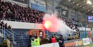 Oryginał: Media: Kibole się doigrali. Wielka kara po burdach na polskim stadionie Przeredagowany, unikalny tytuł: Media: Surowa sankcja dla chuliganów po zamieszkach na polskim stadionie