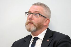 Publicysta ujawnia kontrowersyjne poglądy Grzegorza Brauna – w tle temat Żydów i CPK