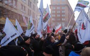 Oto kilka propozycji unikalnych tytułów zachowujących sens oryginału: 1. Jakie koszty ponoszą firmy na działalność związków zawodowych? Suma wydatków może zaskoczyć 2. Ile firmy przeznaczają na związki zawodowe? Kwoty bywają nieoczywiste 3. Wydatki przedsiębiorstw na związki zawodowe – ile to naprawdę kosztuje? 4. Zaskakujące sumy: ile polskie spółki przeznaczają na działalność związków zawodowych? 5. Nakłady przedsiębiorstw na związki zawodowe – poznaj nieoczekiwane liczby