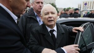 Oto kilka alternatywnych propozycji tytułu, oddających sens oryginału i zapewniających unikalność: 1. Kaczyński u źródeł kłopotów demokratów – o co tak naprawdę chodzi? 2. Dlaczego demokraci mają problemy? W tle działania Kaczyńskiego i szeroki kontekst zjawiska 3. Szerszy kontekst trudności demokratów: rola Kaczyńskiego w aktualnej sytuacji 4. Problemy demokratów nie są przypadkowe – szerokie zjawisko z Kaczyńskim w tle 5. Kryzys demokratów w szerszej perspektywie – co łączy to z Kaczyńskim?