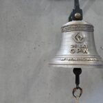 Oto kilka alternatywnych propozycji tytułu:

1. Coraz więcej akcji kosztuje krocie, a podziałów praktycznie brak  
2. Wzrasta liczba drogich akcji, lecz splitów niemal się nie przeprowadza  
3. Ceny akcji szybują, a podziałów akcji jak na lekarstwo  
4. Akcje coraz droższe, jednak na splity inwestorzy wciąż czekają  
5. Szeregi rekordowo drogich akcji rosną, splity należą do rzadkości  
6. Spółki nie dzielą akcji, choć ich ceny osiągają nowe szczyty