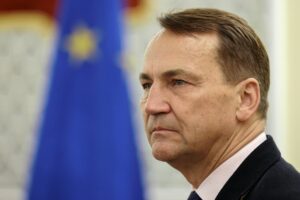 Sikorski ripostuje Kaczyńskiemu po uwagach o swojej żonie: „Całował mnie po rękach”