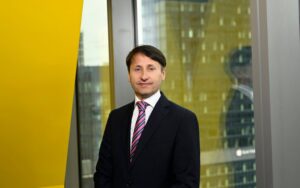 Oto kilka propozycji unikalnych tytułów, zachowujących sens oryginału: 1. Zrównoważone podejście do finansów po drugiej stronie Atlantyku 2. Ekologiczne finanse w amerykańskim wydaniu 3. Zielone finanse w Stanach Zjednoczonych 4. Odpowiedzialne zarządzanie finansami w USA 5. Zrównoważone finanse po amerykańsku