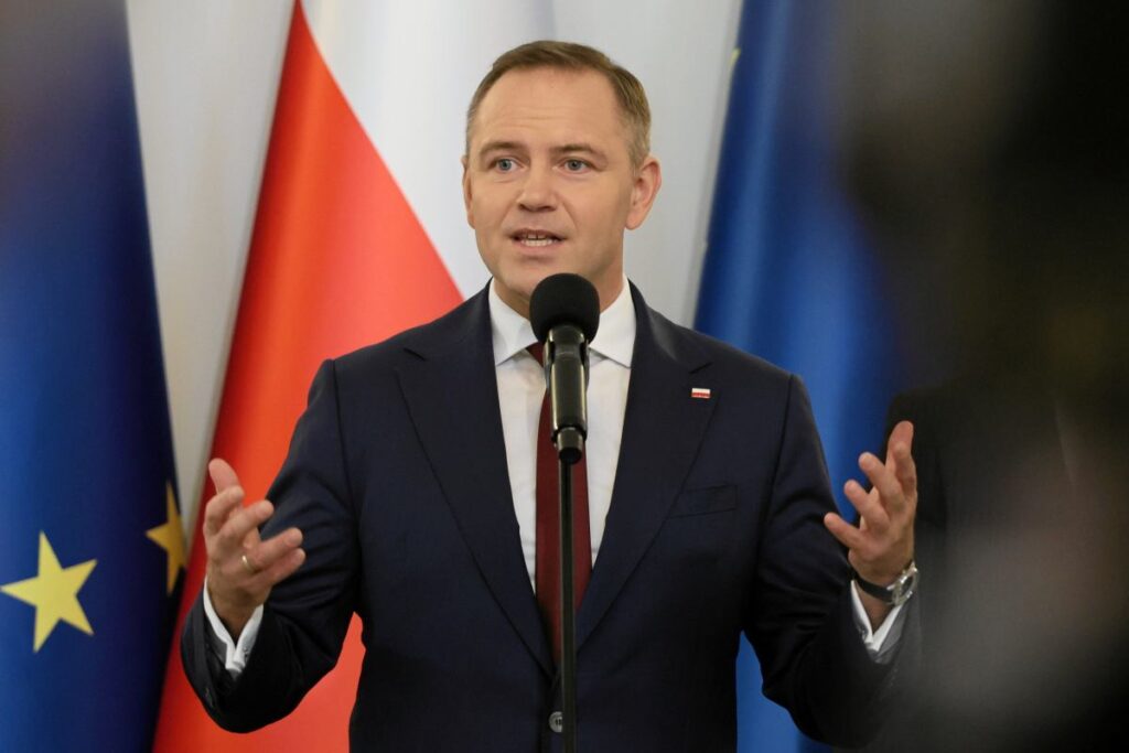 Nawrocki skrytykowany przez Sikorskiego za wypowiedzi w trzeciej osobie. "To już przesada"