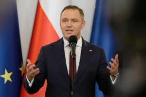 Nawrocki skrytykowany przez Sikorskiego za wypowiedzi w trzeciej osobie. "To już przesada"