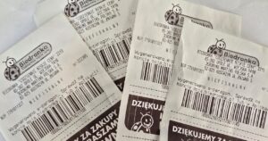 E-paragon w supermarkecie Biedronka miał być ekologiczny, ale papier z kasy wciąż leci.