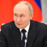 Oryginalny tytuł:  
Zachodnie komponenty w dronach Putina. Sankcje się nie sprawdzają?

Przykłady przeredagowanych, unikalnych tytułów o tym samym sensie:

1. Zachodnia technologia w rosyjskich dronach. Czy sankcje zawodzą?
2. Czy sankcje są nieskuteczne? Zachodnie elementy w dronach Rosji
3. Komponenty z Zachodu w dronach Kremla — dlaczego sankcje nie działają?
4. Rosyjskie drony z zachodnimi częściami. Fiasko sankcji?
5. Mimo sankcji: zachodnie podzespoły w dronach używanych przez Rosję
6. Zachodnie technologie napędzają drony Putina. Co ze skutecznością sankcji?
7. Drony Putina korzystają z zachodnich części. Sankcje nie przynoszą efektu?
8. Części z Zachodu w rosyjskich dronach. Skuteczność sankcji pod znakiem zapytania

Wszystkie te propozycje zachowują sens oryginału, ale są unikalne pod względem sformułowania.