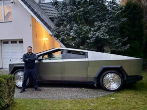 Sławomir Mentzen pozował przy aucie – posłanka Żukowska komentuje i krytykuje wygląd