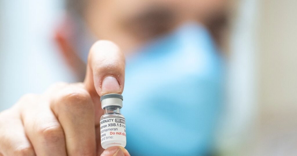 Ochrona nastolatków przed COVID-19: szczepienia jako potrójna tarcza