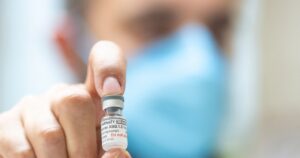 Ochrona nastolatków przed COVID-19: szczepienia jako potrójna tarcza