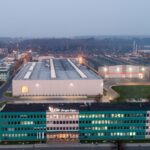 Oto kilka propozycji unikalnych tytułów zachowujących sens oryginału:

1. Grupa Kęty notuje wzrost
2. Grupa Kęty z impetem na rynku
3. Grupa Kęty z sukcesami na rynku
4. Grupa Kęty w górę
5. Dynamiczny rozwój Grupy Kęty
6. Grupa Kęty nabiera rozpędu
7. Grupa Kęty w korzystnej fazie rozwoju
8. Grupa Kęty pnie się w górę
9. Grupa Kęty w okresie świetności
10. Grupa Kęty z pozytywną passą

Jeśli potrzebujesz tytułu o konkretnym wydźwięku (np. bardziej dynamiczny, neutralny, czy formalny), daj znać!