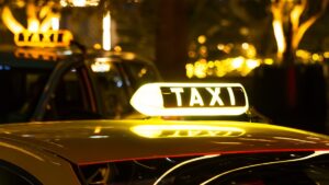 Taksówka w firmie – które koszty przejazdów pracowników można zaliczyć do podatkowych?