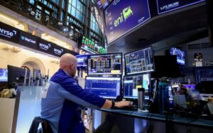 Oto kilka propozycji unikalnych tytułów o zachowanym sensie oryginału: 1. Przyszła dekada: amerykańskie akcje mogą ustąpić miejsca zagranicznym rywalom 2. Przewaga amerykańskich akcji zagrożona w nadchodzących latach 3. W ciągu najbliższych dziesięciu lat akcje z USA mogą nie dorównać zagranicznym odpowiednikom 4. Nadchodząca dekada: akcje amerykańskie mogą wypaść słabiej na tle światowej konkurencji 5. Amerykańskie spółki giełdowe mogą ustępować zagranicznym w nadchodzących latach