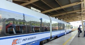 Modernizacja w kolejnictwie: 150 wagonów zostanie odnowionych dla wyższego komfortu podróży.