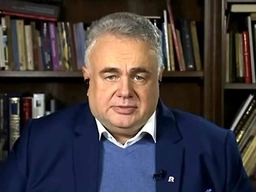 Oto kilka propozycji przeredagowanego tytułu: 1. „Skąd te wydatki?” Sakiewicz wyjaśnia finansowanie TV Republika 2. Sakiewicz o budżecie TV Republika: „Wiele osób pyta, dlaczego to tyle kosztuje” 3. „Dlaczego takie koszty?” Sakiewicz komentuje wydatki TV Republika 4. Sakiewicz rozwiewa wątpliwości dotyczące kosztów TV Republika 5. „Czy to musi tyle kosztować?” Szef TV Republika o strukturze wydatków stacji Jeśli zależy Ci na stylu z cytatem: 6. „Pytają państwo o wydatki” – Sakiewicz wyjaśnia nakłady na TV Republika