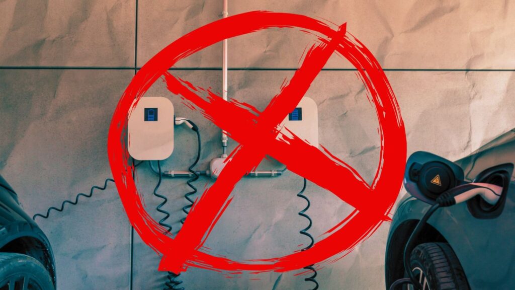 Oto kilka propozycji unikalnych tytułów zachowujących sens oryginału: 1. Walka o ładowarkę do auta elektrycznego w bloku – konflikt z sąsiadami i opór zarządcy 2. Chcesz naładować samochód pod blokiem? Przygotuj się na sprzeciw sąsiadów i kategoryczne "nie" zarządcy 3. Mieszkańcy bloków kontra właściciele elektryków – obawy przed pożarem i brak zgody zarządcy 4. Montaż ładowarki do auta w bloku to nie lada wyzwanie – sąsiedzi się boją, zarządca odmawia 5. Blokada dla ładowania auta w bloku – opór sąsiadów i nieprzychylność zarządcy Daj znać, jeśli chcesz dłuższy, bardziej angażujący lub w innej tonacji!