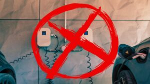 Oto kilka propozycji unikalnych tytułów zachowujących sens oryginału: 1. Walka o ładowarkę do auta elektrycznego w bloku – konflikt z sąsiadami i opór zarządcy 2. Chcesz naładować samochód pod blokiem? Przygotuj się na sprzeciw sąsiadów i kategoryczne "nie" zarządcy 3. Mieszkańcy bloków kontra właściciele elektryków – obawy przed pożarem i brak zgody zarządcy 4. Montaż ładowarki do auta w bloku to nie lada wyzwanie – sąsiedzi się boją, zarządca odmawia 5. Blokada dla ładowania auta w bloku – opór sąsiadów i nieprzychylność zarządcy Daj znać, jeśli chcesz dłuższy, bardziej angażujący lub w innej tonacji!