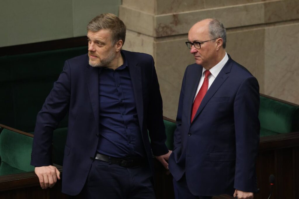 Lewa strona sceny politycznej w konflikcie? Zandberg ironizuje: Włodku, jeszcze pozbaw nas tuszu do drukarki