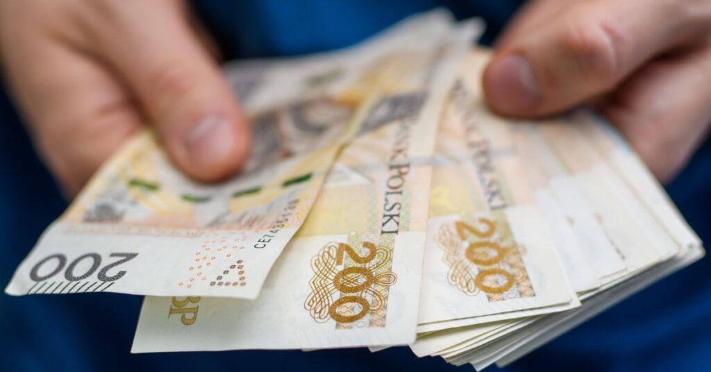 Tylko nieliczni seniorzy znają ten dożywotni dodatek do emerytury. To aż 300 zł więcej co miesiąc!