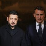 Oto kilka propozycji unikalnych tytułów o zbliżonym sensie:

1. Zełenski rozmawia z Macronem – jasne stanowisko Ukrainy wobec kluczowych kwestii  
2. Ukraina prezentuje swoje priorytety. Spotkanie Zełenskiego z Macronem  
3. Wyraźny przekaz Zełenskiego podczas rozmów z Macronem  
4. Zełenski definiuje granice kompromisu w dyskusji z Macronem  
5. Ukraina ustala warunki – relacja ze spotkania Zełenskiego z Macronem  
6. Twarde stanowisko Ukrainy za zamkniętymi drzwiami. Zełenski u Macrona  
7. Zełenski kreśli nieprzekraczalne granice w Paryżu  
8. Spotkanie Zełenskiego i Macrona – Ukraina określa swoje żądania

Daj znać, jeśli chcesz wersję bardziej informacyjną lub sugestywną!