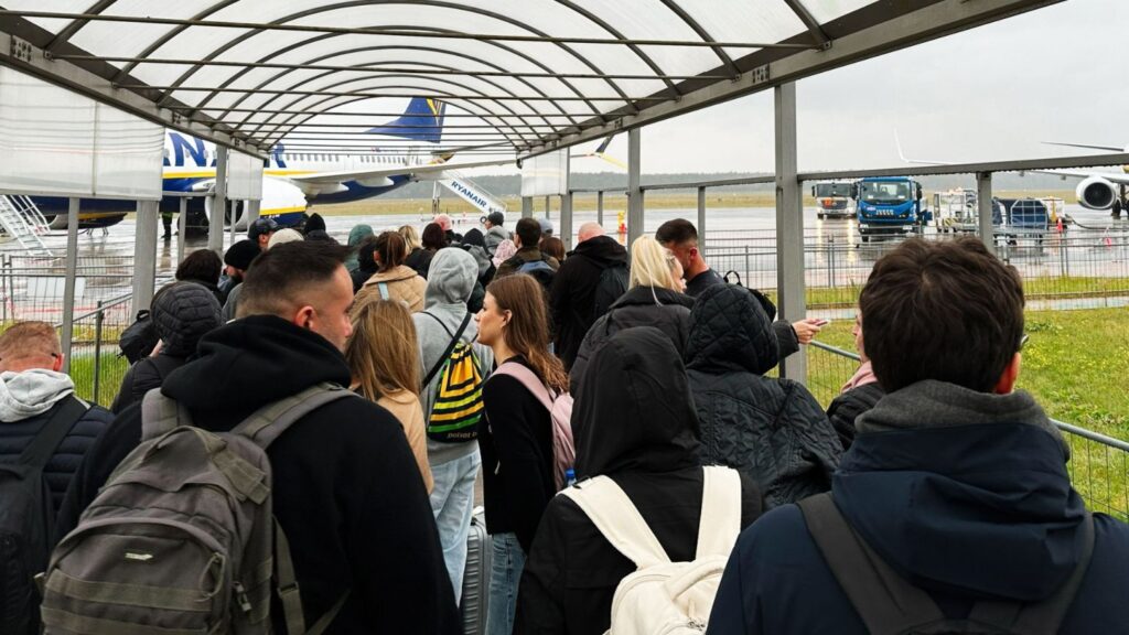 Dojazd do lotniska w Modlinie pogarsza się. Lotnisko wydaje ostrzeżenie