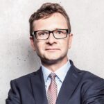 W kierunku upraszczania  
Lub, jeśli chcesz zachować bardziej formalny charakter:  
W stronę procesów uproszczonych  
Lub:  
Dążąc do większej prostoty