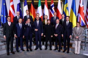 Oto kilka propozycji unikalnych tytułów o zbliżonym sensie: 1. Przełomowe wydarzenie niepokoi Moskwę – czy to krok w stronę pokoju? 2. Czy jesteśmy bliżej pokoju? Moskwa zaniepokojona nowym rozwojem sytuacji 3. Nadzieje na pokój rosną – Moskwa zaskoczona nieoczekiwanym zwrotem 4. Przesłanki do pokoju – Rosja zaniepokojona najnowszymi wydarzeniami 5. Sygnały pokoju? Moskwa reaguje na nieoczekiwany ruch
