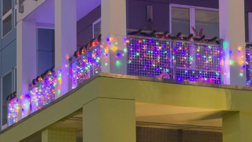 Mandat za lampki na balkonie? Nie wszystkim sąsiadom się to podoba